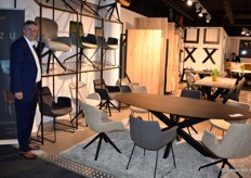 Marcel Snels van nieuwkomer Zazuhome, een groothandel gespecialiseerd in o.a. eetkamerstoelen en en tafels. Partner in de meubelbranche voor groothandels, grootwinkelbedrijven, retailers, inkooporganisaties en projectpartners in Nederland, België en Duitsland. "De hele collectie is nieuw, er wordt erg enthousiast op gereageerd", aldus Marcel.